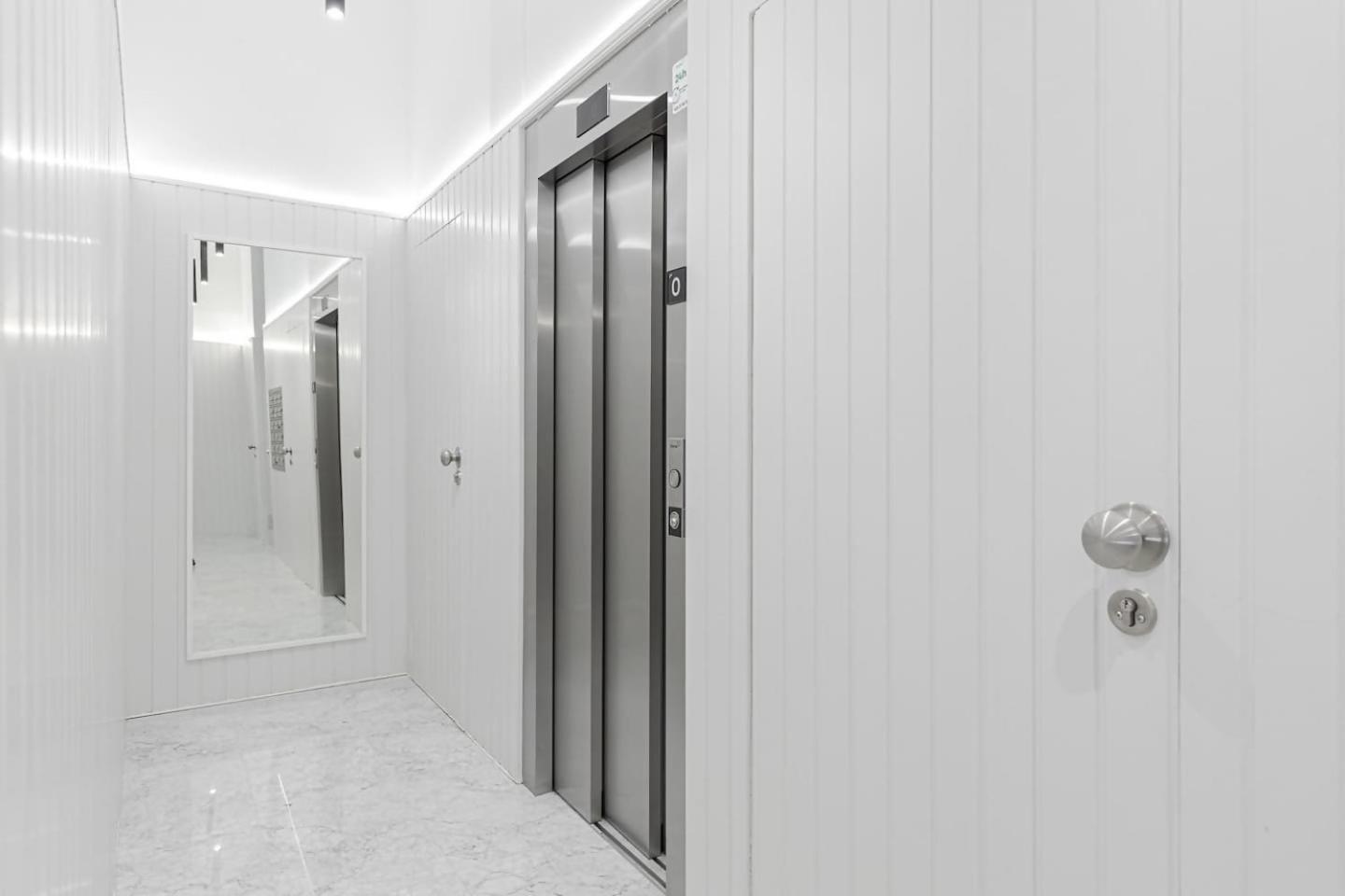 “Mondrian” new, ac, design lovers, near La Concha view 3