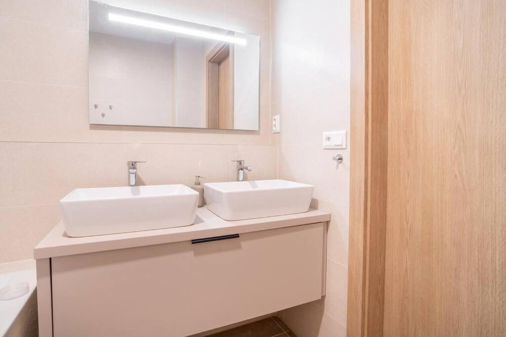 Patronka Apartments - Stylish apartment with a spacious terrace view 3