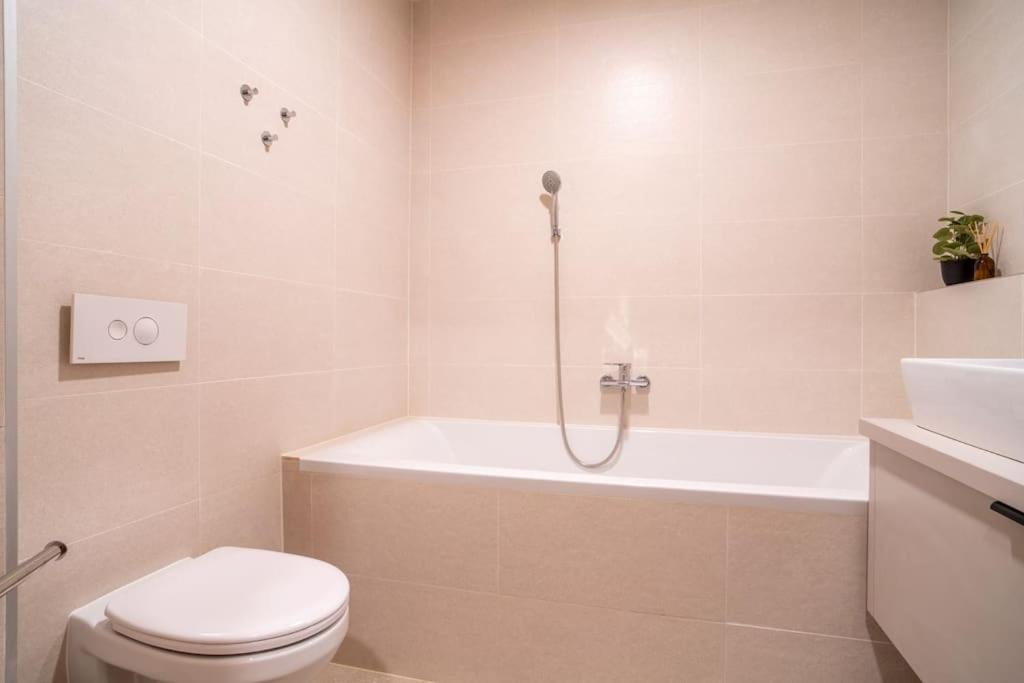 Patronka Apartments - Stylish apartment with a spacious terrace view 4