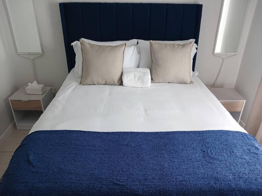 Deep Blue 2 Bed Apartment in an estate