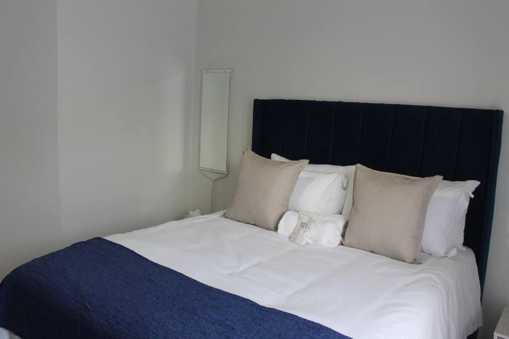 Deep Blue 2 Bed Apartment in an estate