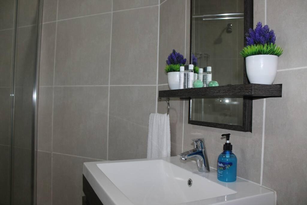Deep Blue 2 Bed Apartment in an estate