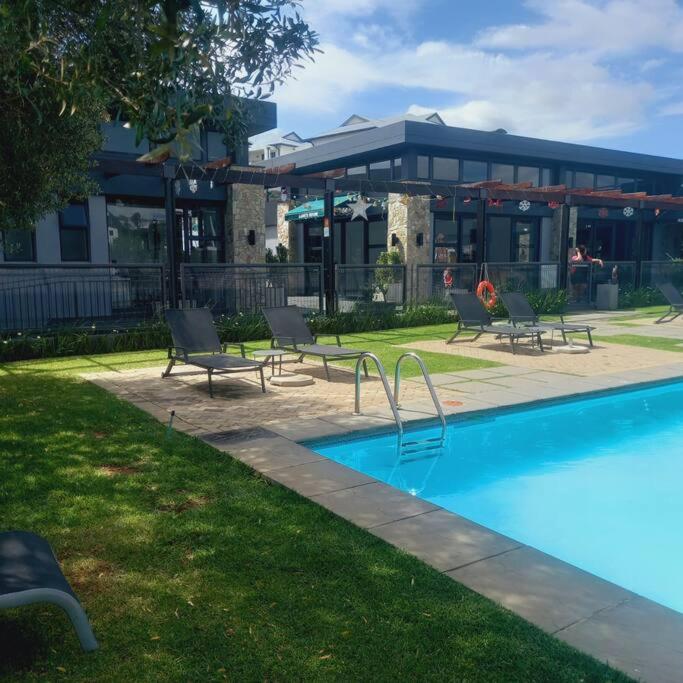 Deep Blue 2 Bed Apartment in an estate