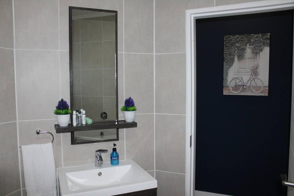 Deep Blue 2 Bed Apartment in an estate