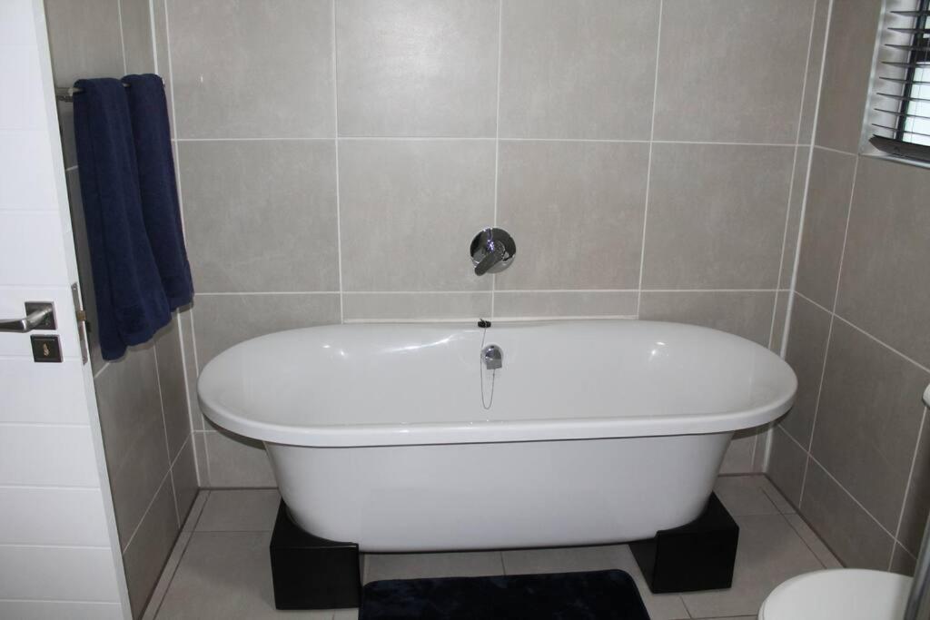 Deep Blue 2 Bed Apartment in an estate