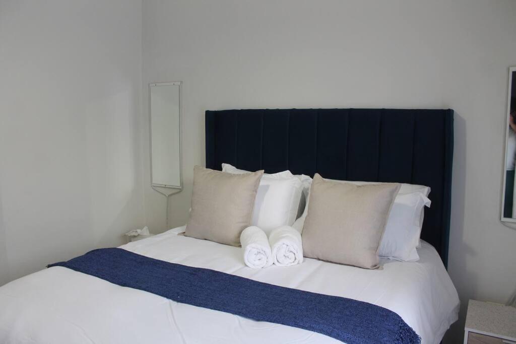 Deep Blue 2 Bed Apartment in an estate