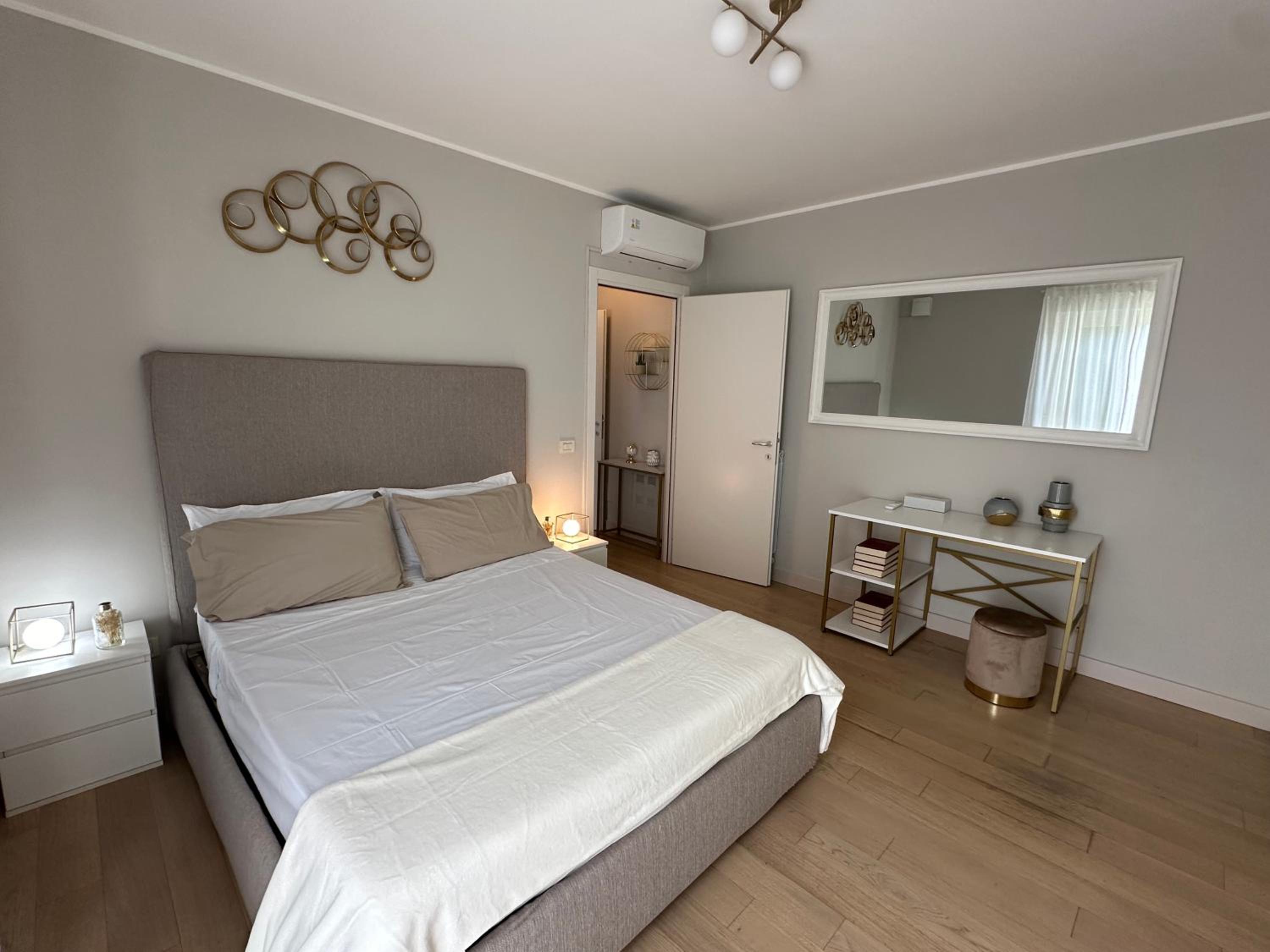 The Captain Apartments Marina next to Verbella Leonardo Academy MXP photo 3