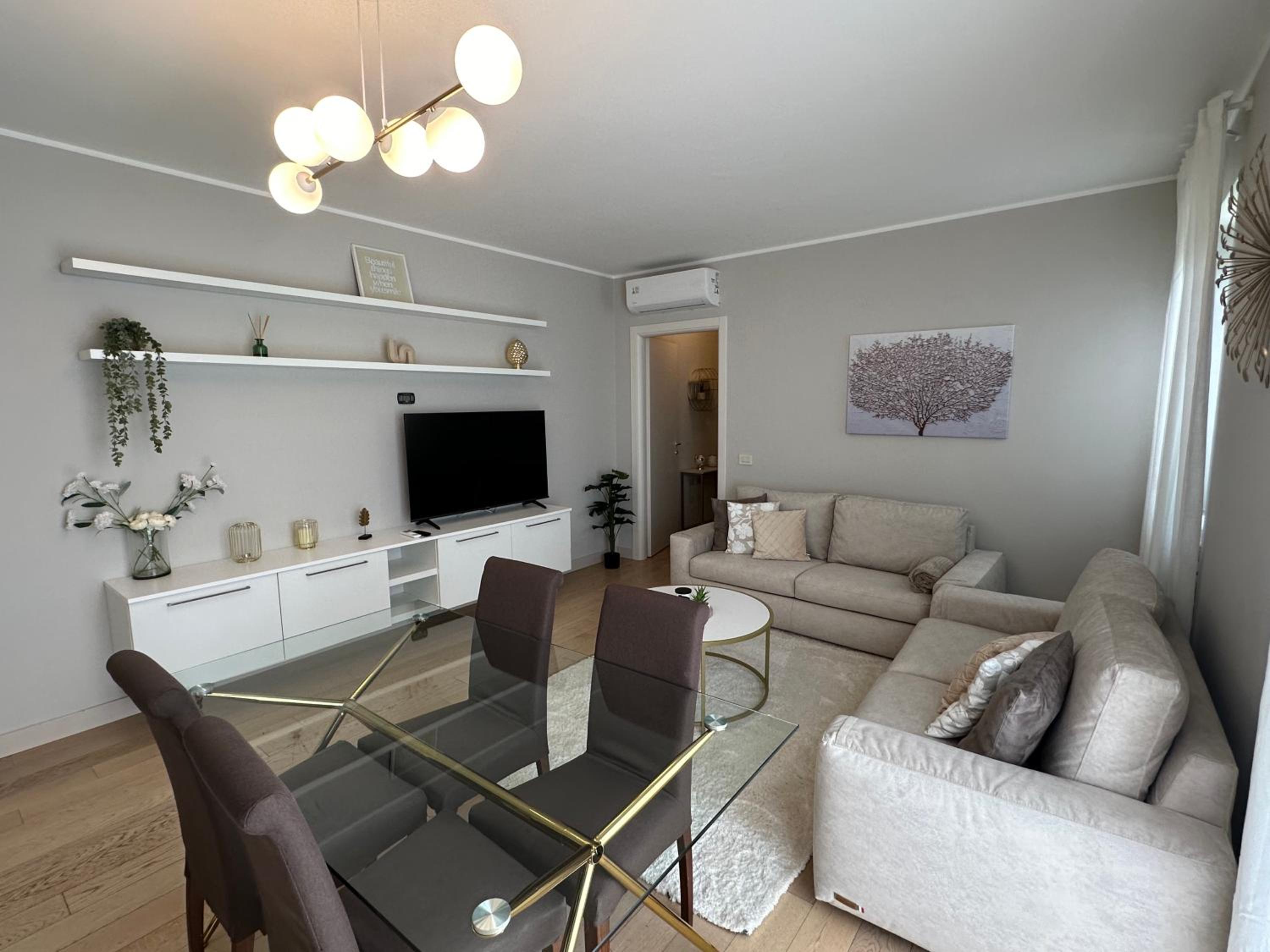 The Captain Apartments Marina next to Verbella Leonardo Academy MXP photo 5