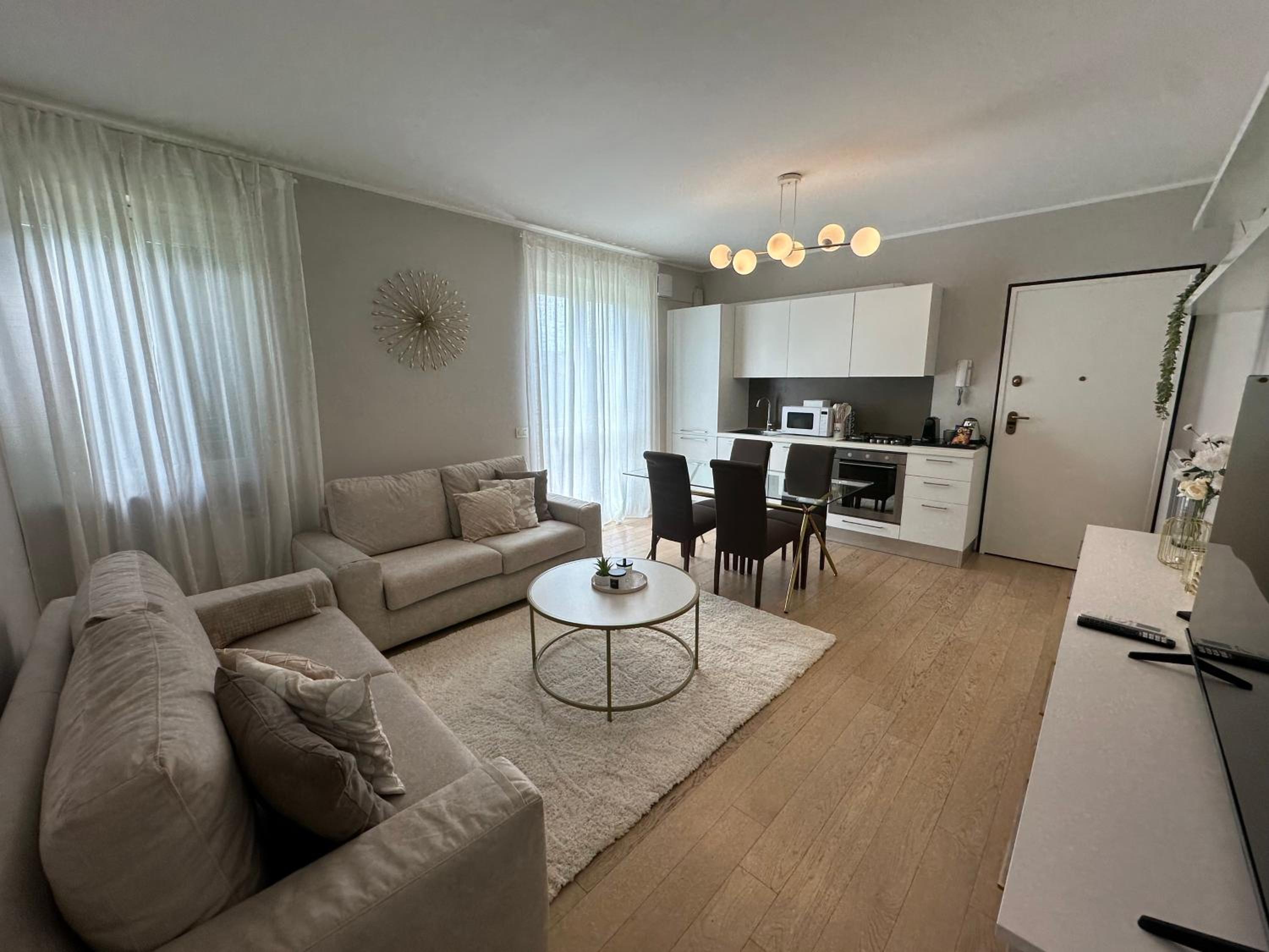 The Captain Apartments Marina next to Verbella Leonardo Academy MXP photo 4