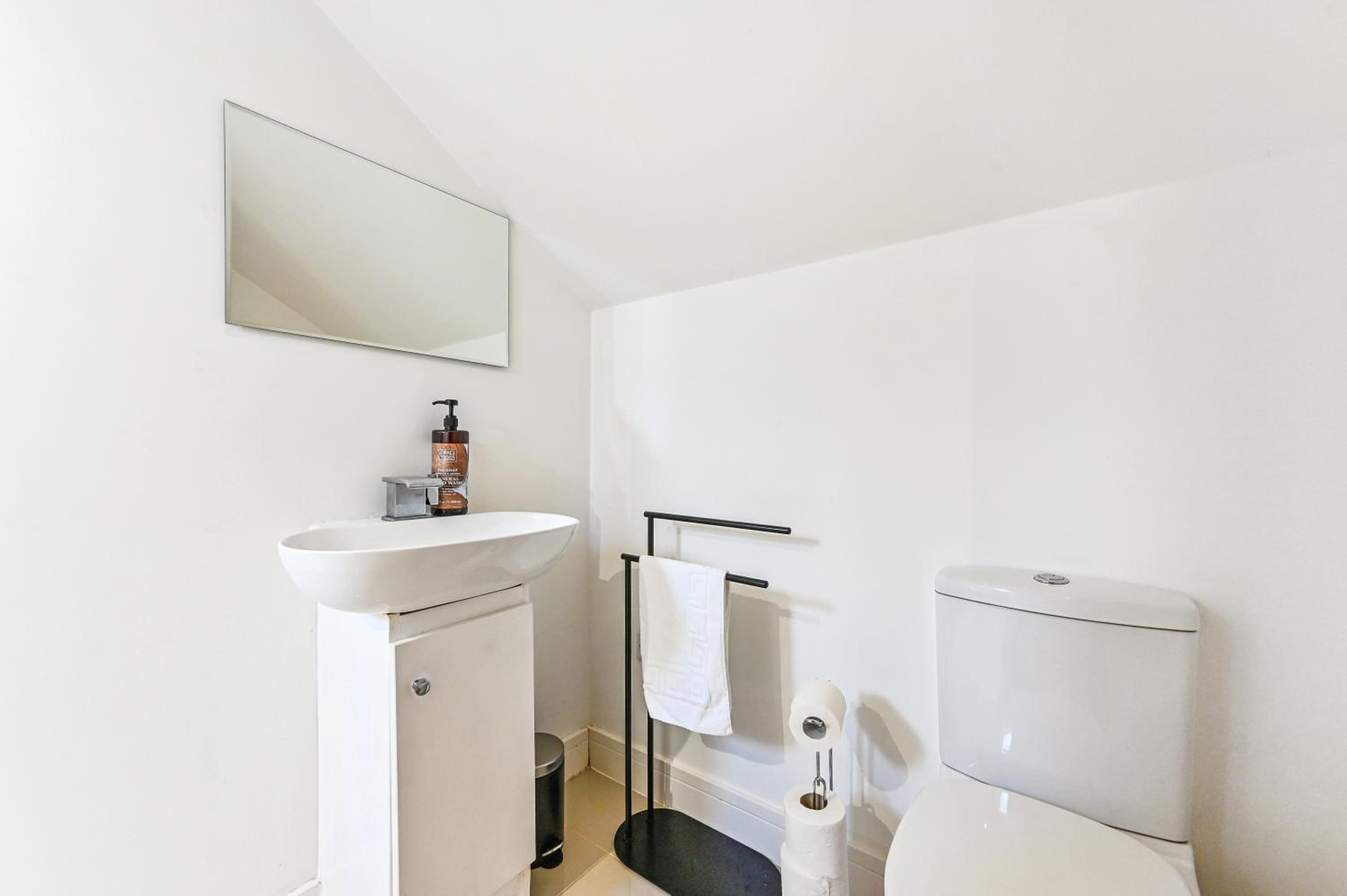 Central 1 Bed apartment In Canton, close to Cardiff City Center Free Parking view 2