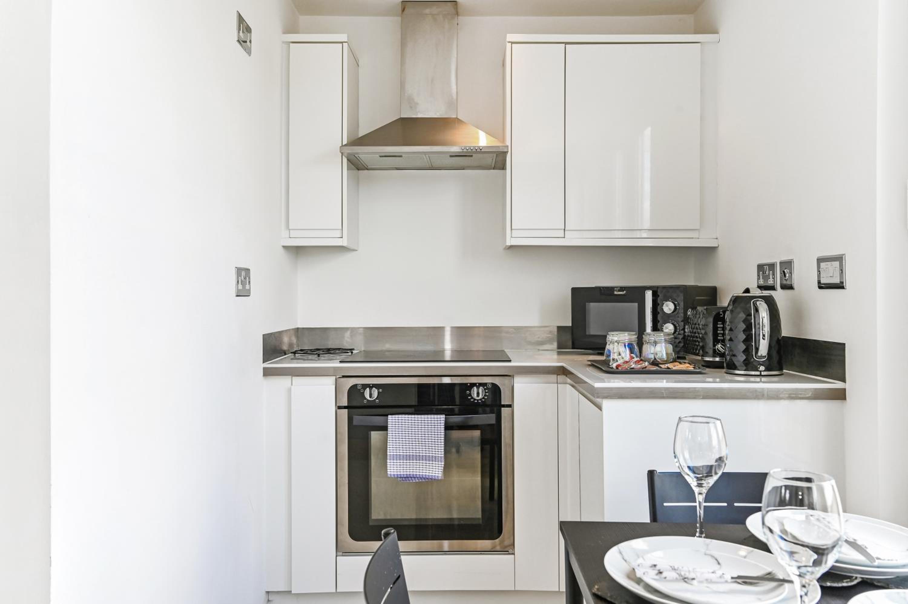 Central 1 Bed apartment In Canton, close to Cardiff City Center Free Parking view 3