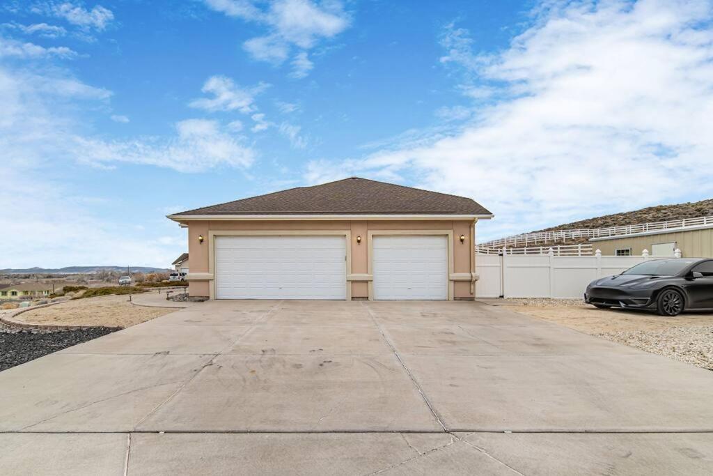 Luxury Desert Mountain Retreat 5 BDs 12 ppl Dogs OK near Speedway, Lakes, Snow, Casinos view 4
