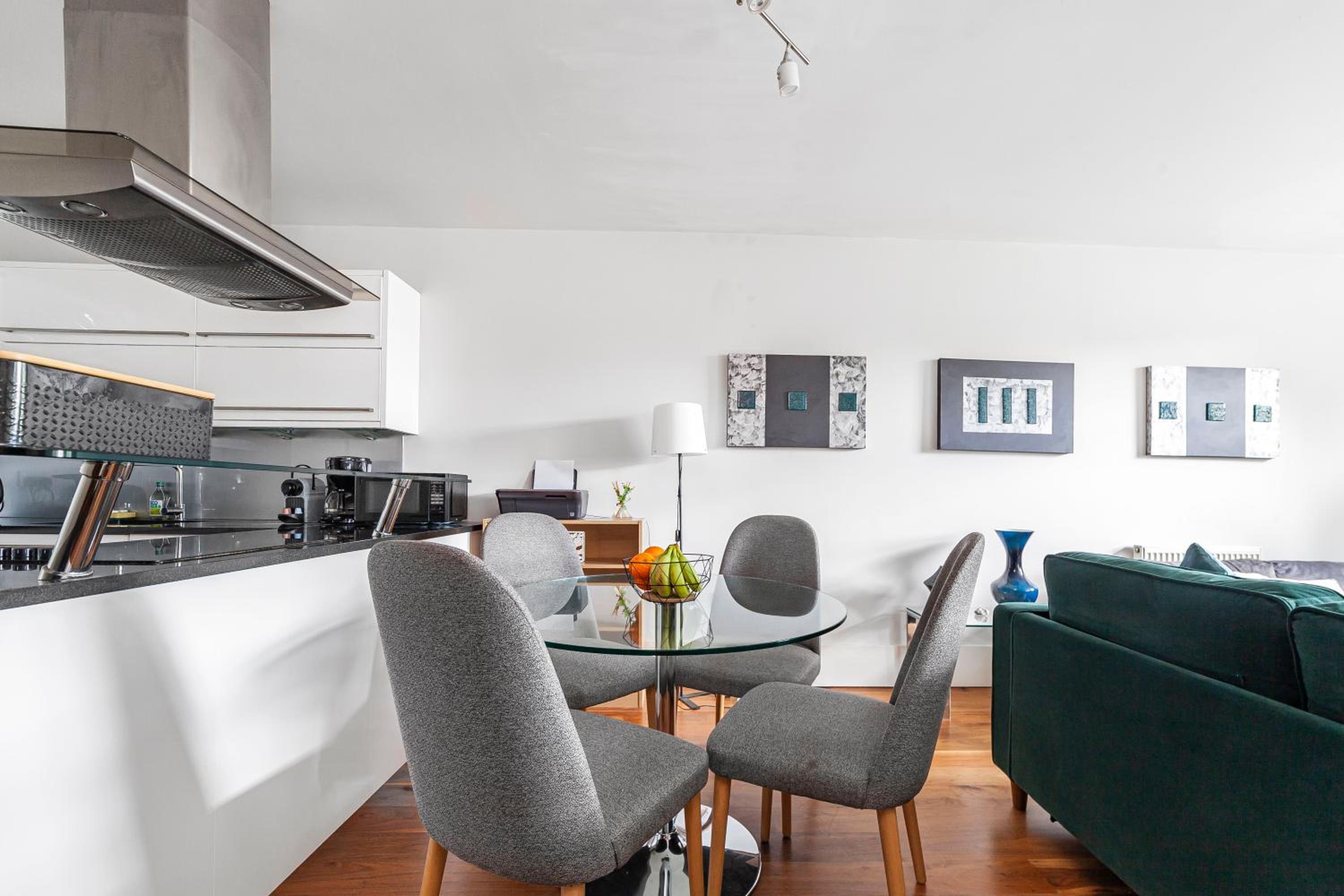 Deluxe Holborn Two Bedroom Apartment view 5