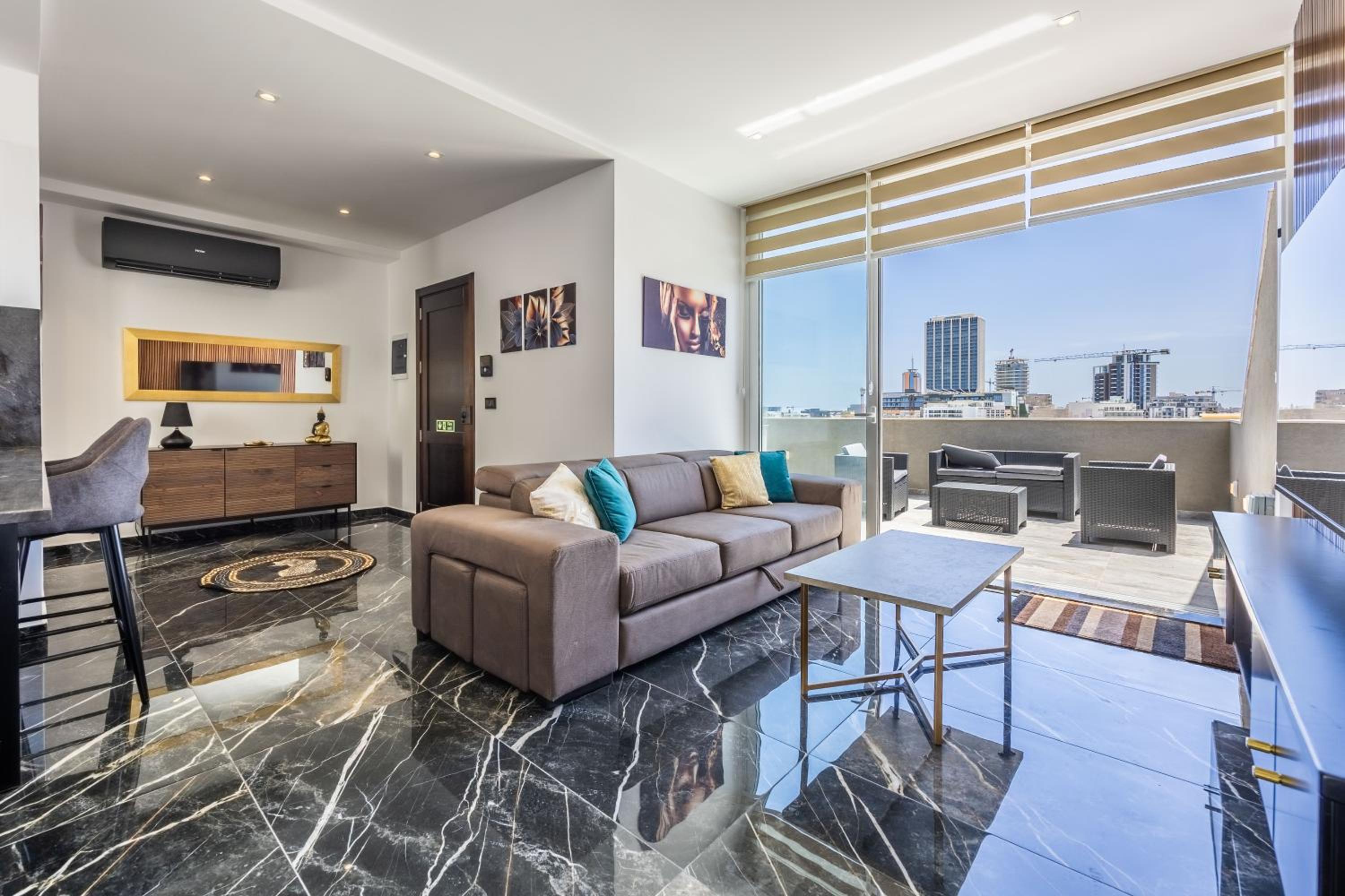 1 Bedroom Penthouse Retreat for Couples & Families with Large Rooftop Terrace and Pool photo 3
