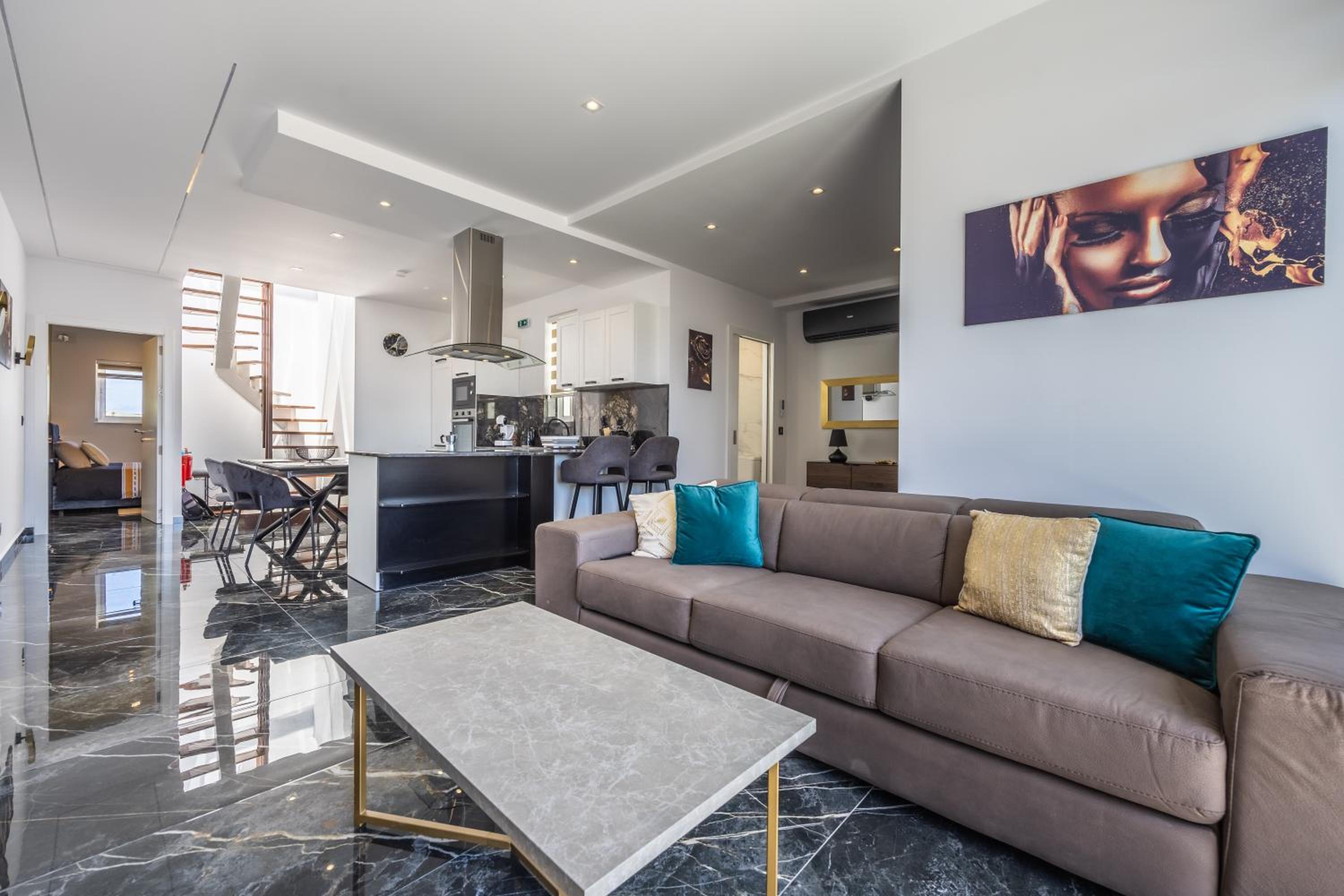 1 Bedroom Penthouse Retreat for Couples & Families with Large Rooftop Terrace and Pool photo 2