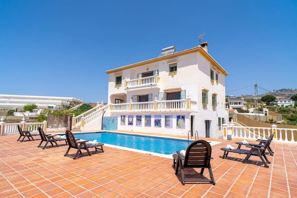 Dream villa with parking, private pool and see views