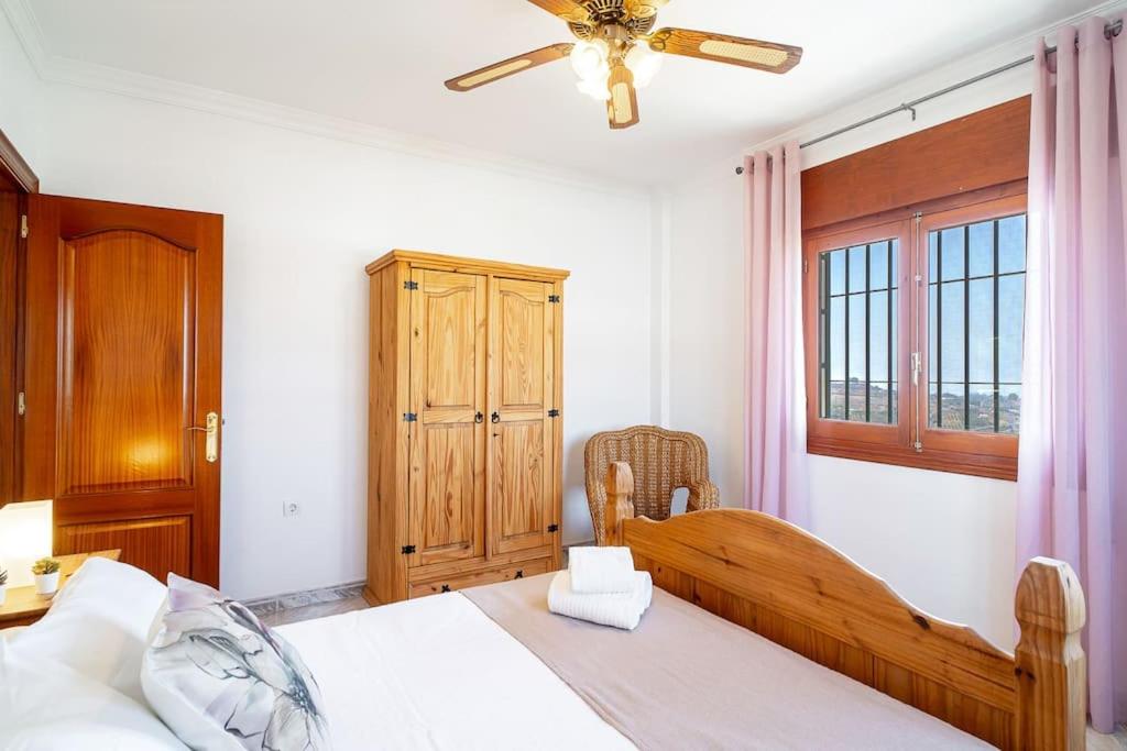 Dream villa with parking, private pool and see views