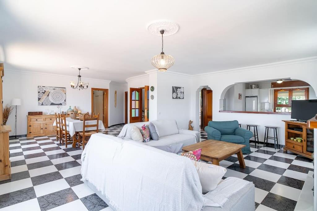 Dream villa with parking, private pool and see views