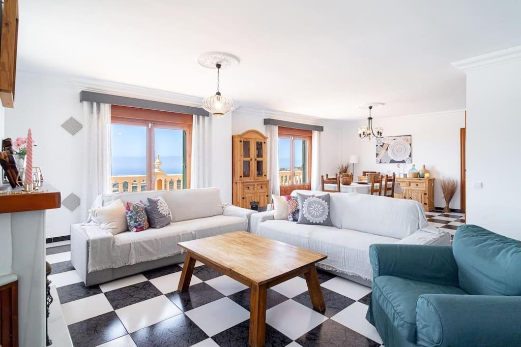 Dream villa with parking, private pool and see views