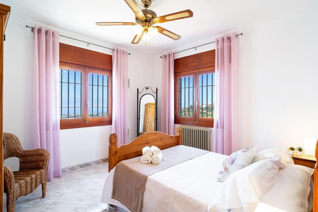 Dream villa with parking, private pool and see views