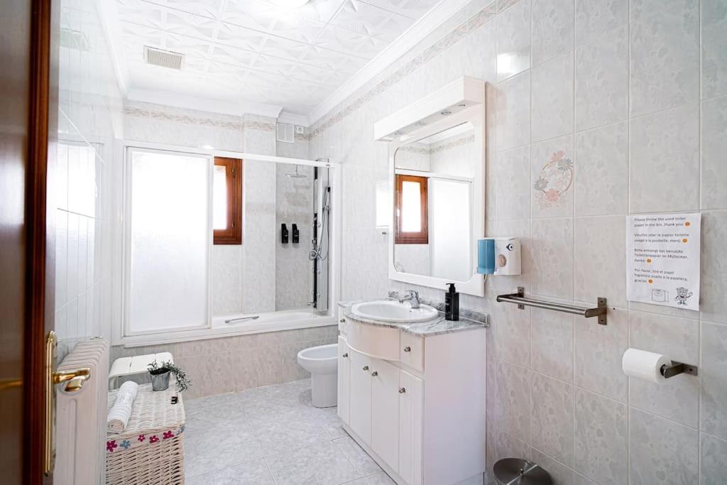 Dream villa with parking, private pool and see views