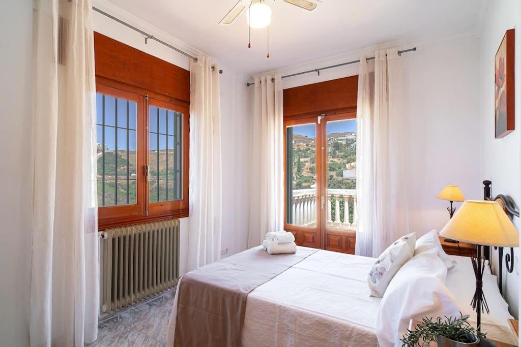 Dream villa with parking, private pool and see views