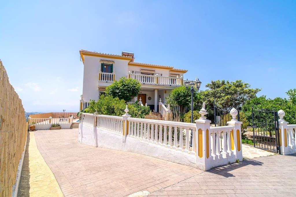 Dream villa with parking, private pool and see views