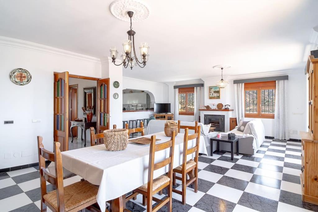 Dream villa with parking, private pool and see views