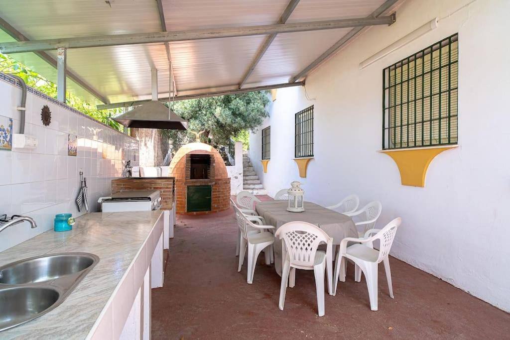 Dream villa with parking, private pool and see views