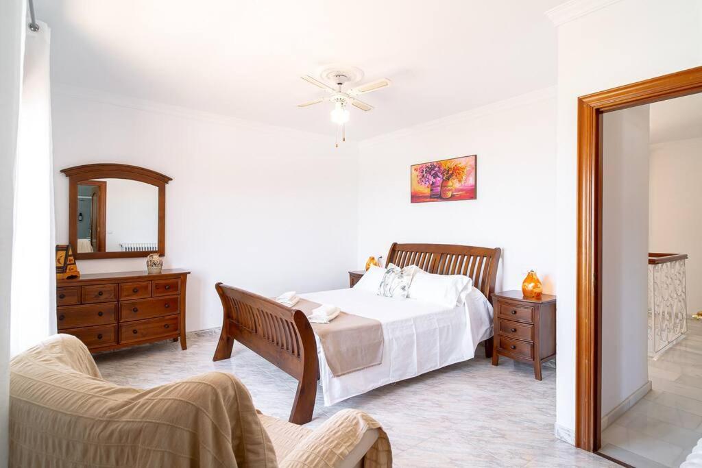 Dream villa with parking, private pool and see views
