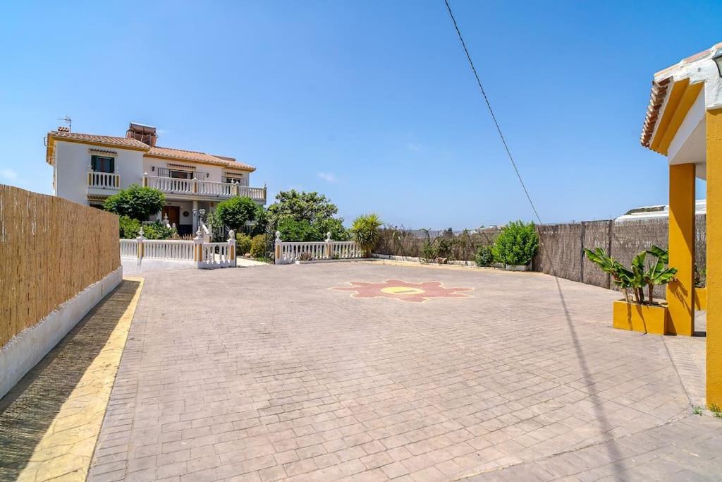 Dream villa with parking, private pool and see views
