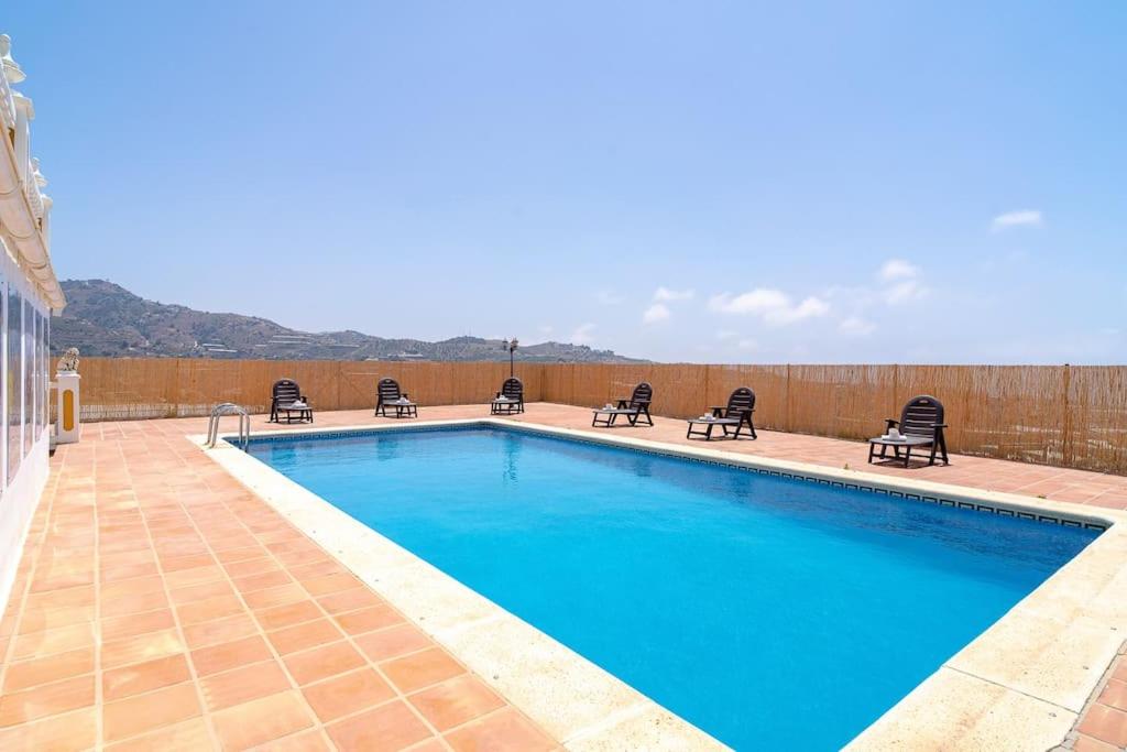 Dream villa with parking, private pool and see views