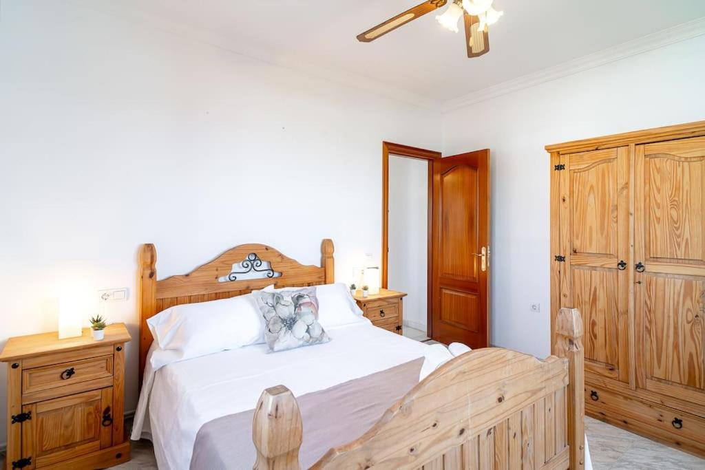 Dream villa with parking, private pool and see views
