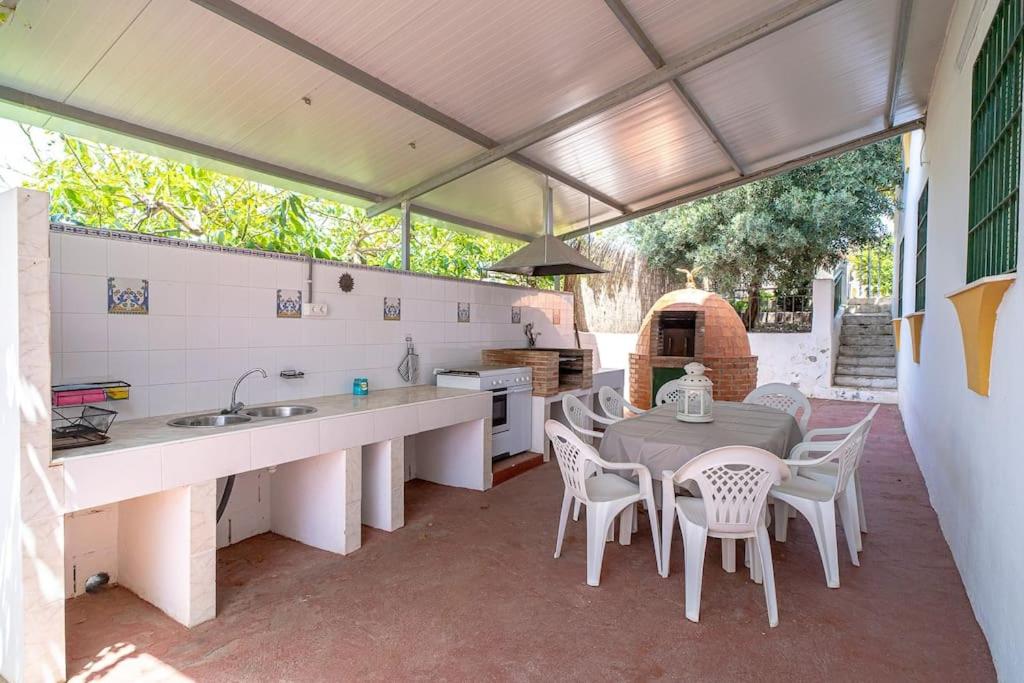 Dream villa with parking, private pool and see views