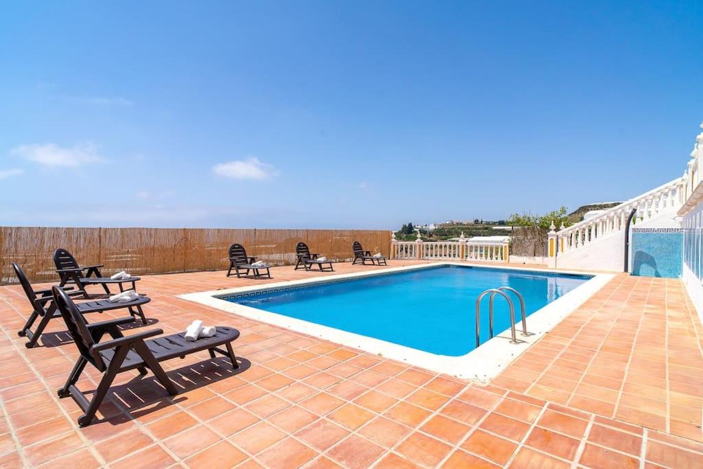 Dream villa with parking, private pool and see views