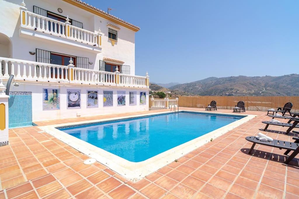 Dream villa with parking, private pool and see views