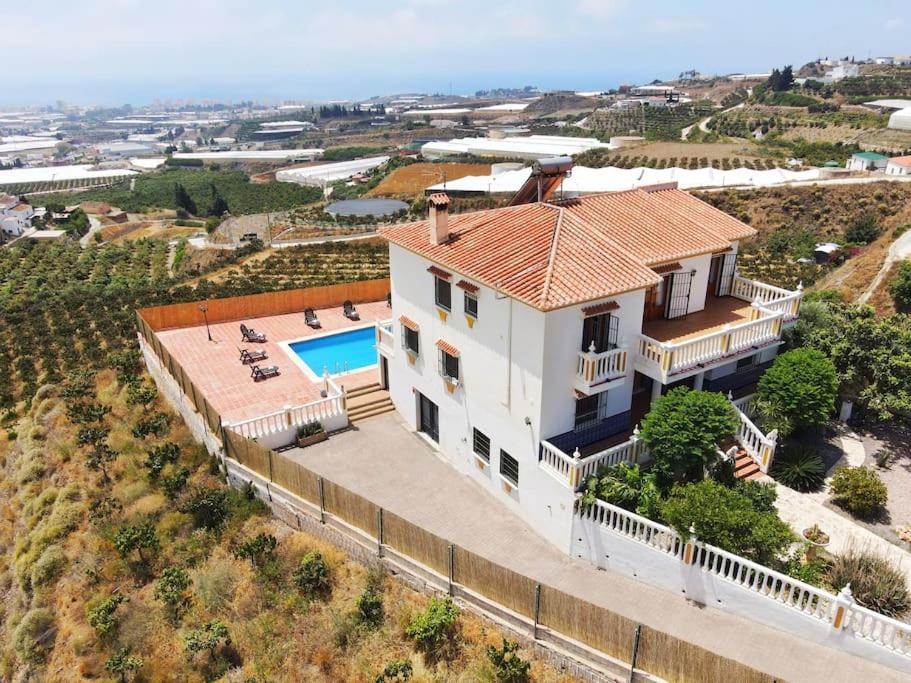 Dream villa with parking, private pool and see views