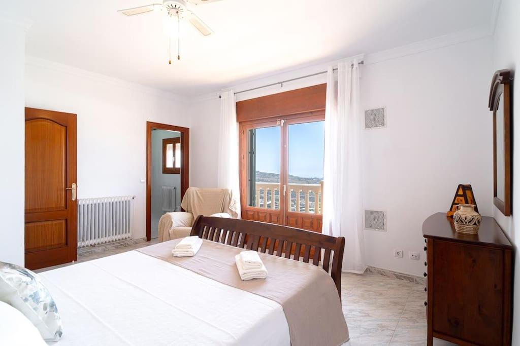 Dream villa with parking, private pool and see views