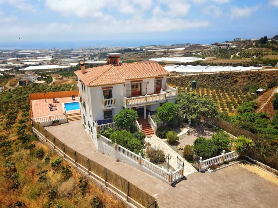Dream villa with parking, private pool and see views