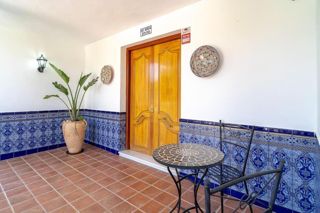Dream villa with parking, private pool and see views