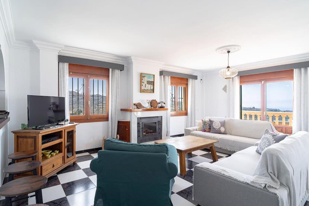 Dream villa with parking, private pool and see views