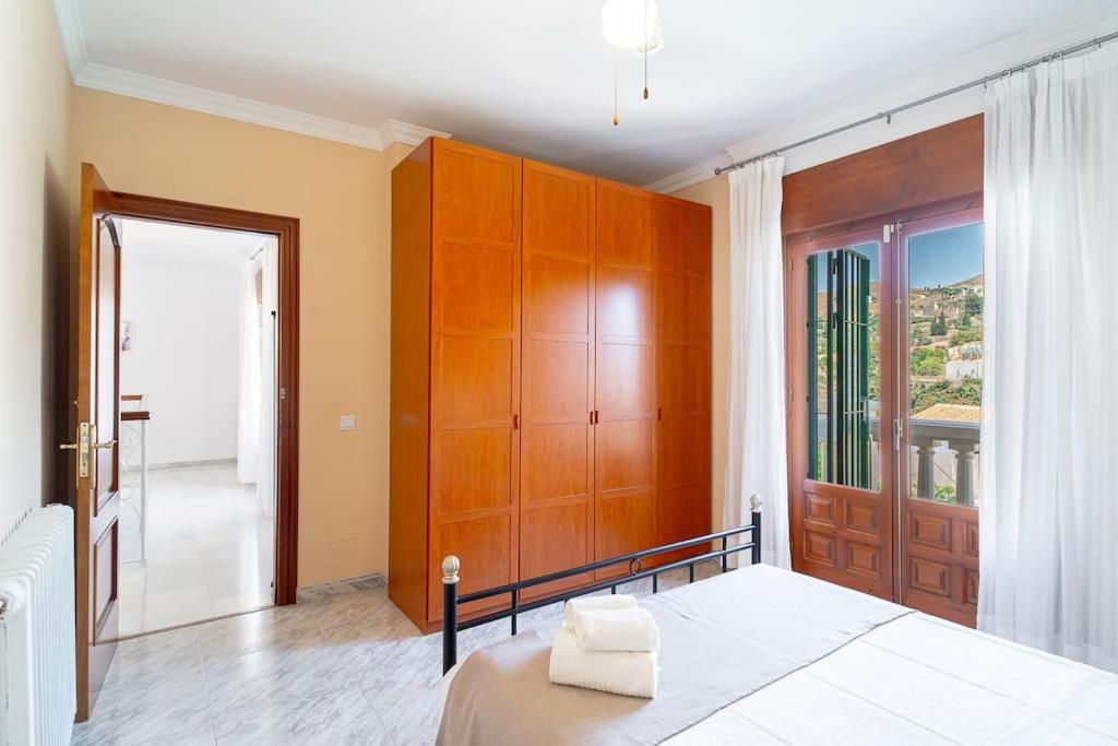 Dream villa with parking, private pool and see views