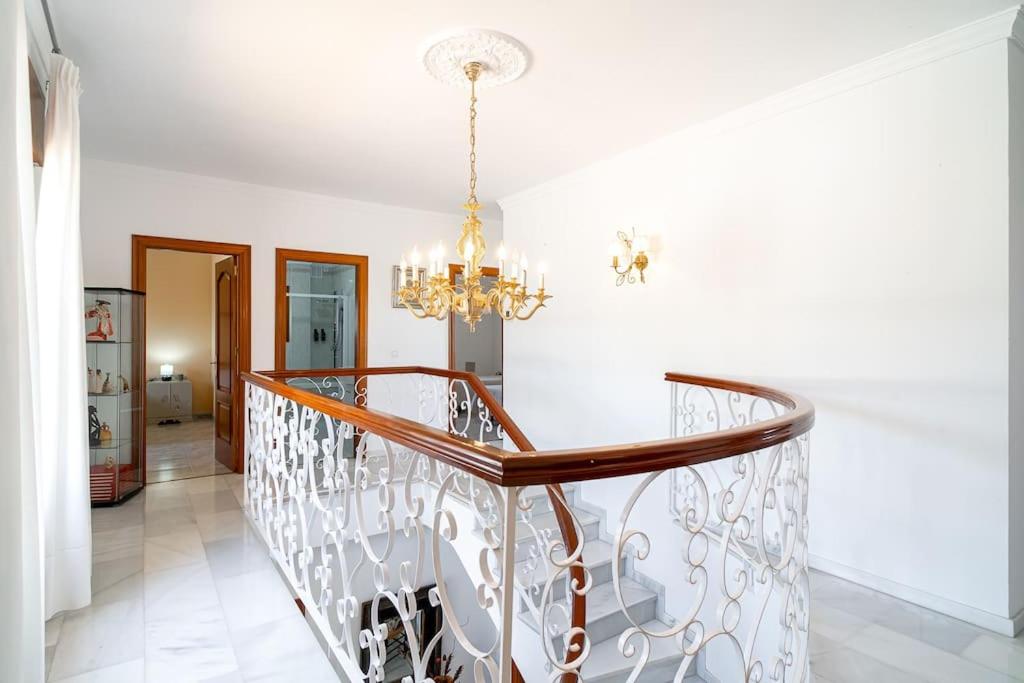 Dream villa with parking, private pool and see views