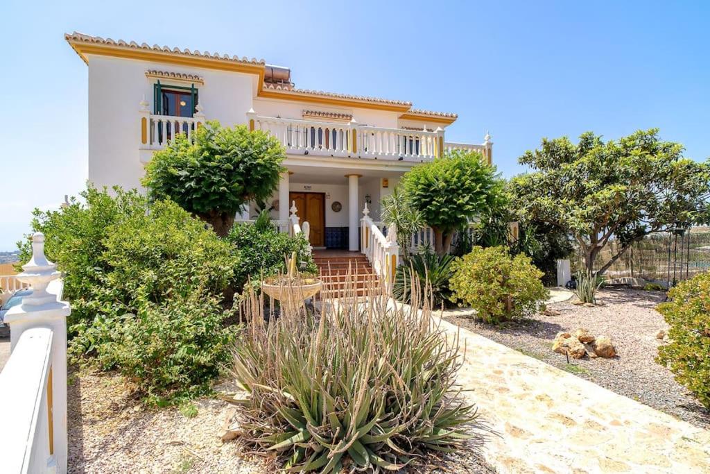 Dream villa with parking, private pool and see views