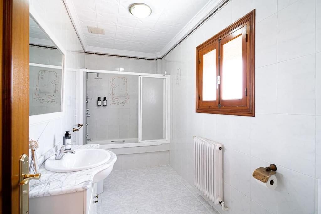 Dream villa with parking, private pool and see views