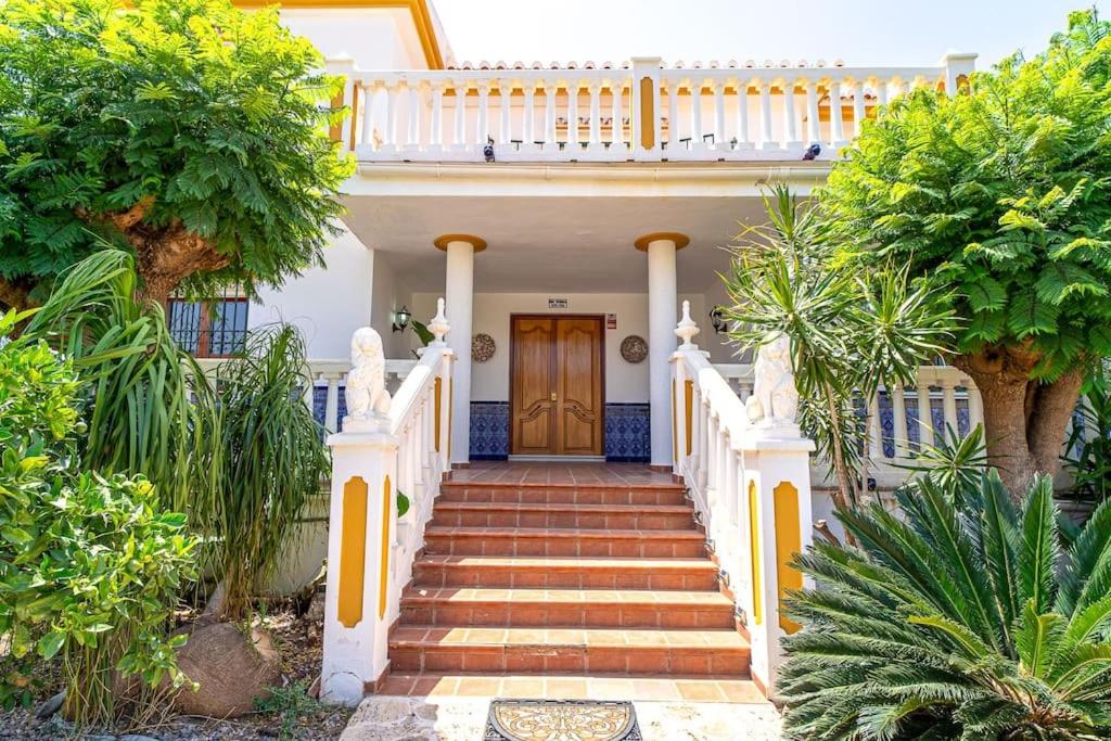 Dream villa with parking, private pool and see views