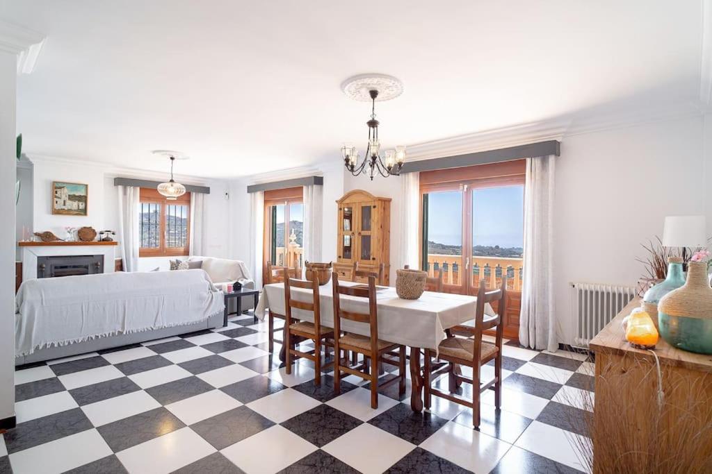 Dream villa with parking, private pool and see views