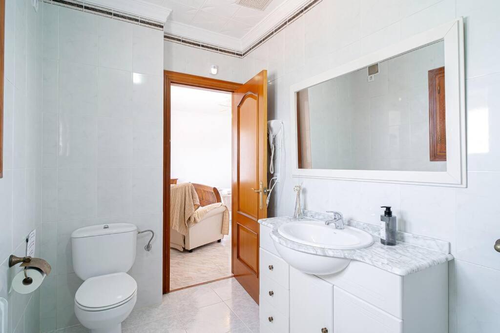 Dream villa with parking, private pool and see views