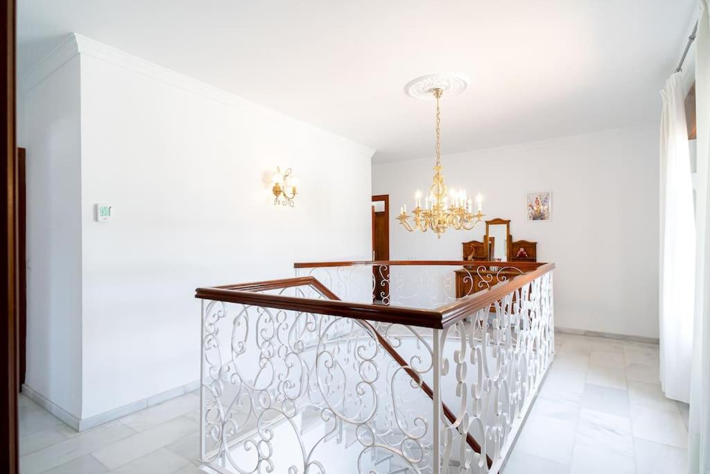 Dream villa with parking, private pool and see views