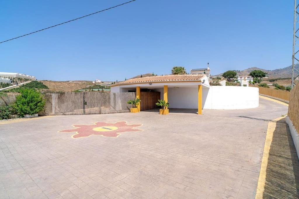 Dream villa with parking, private pool and see views